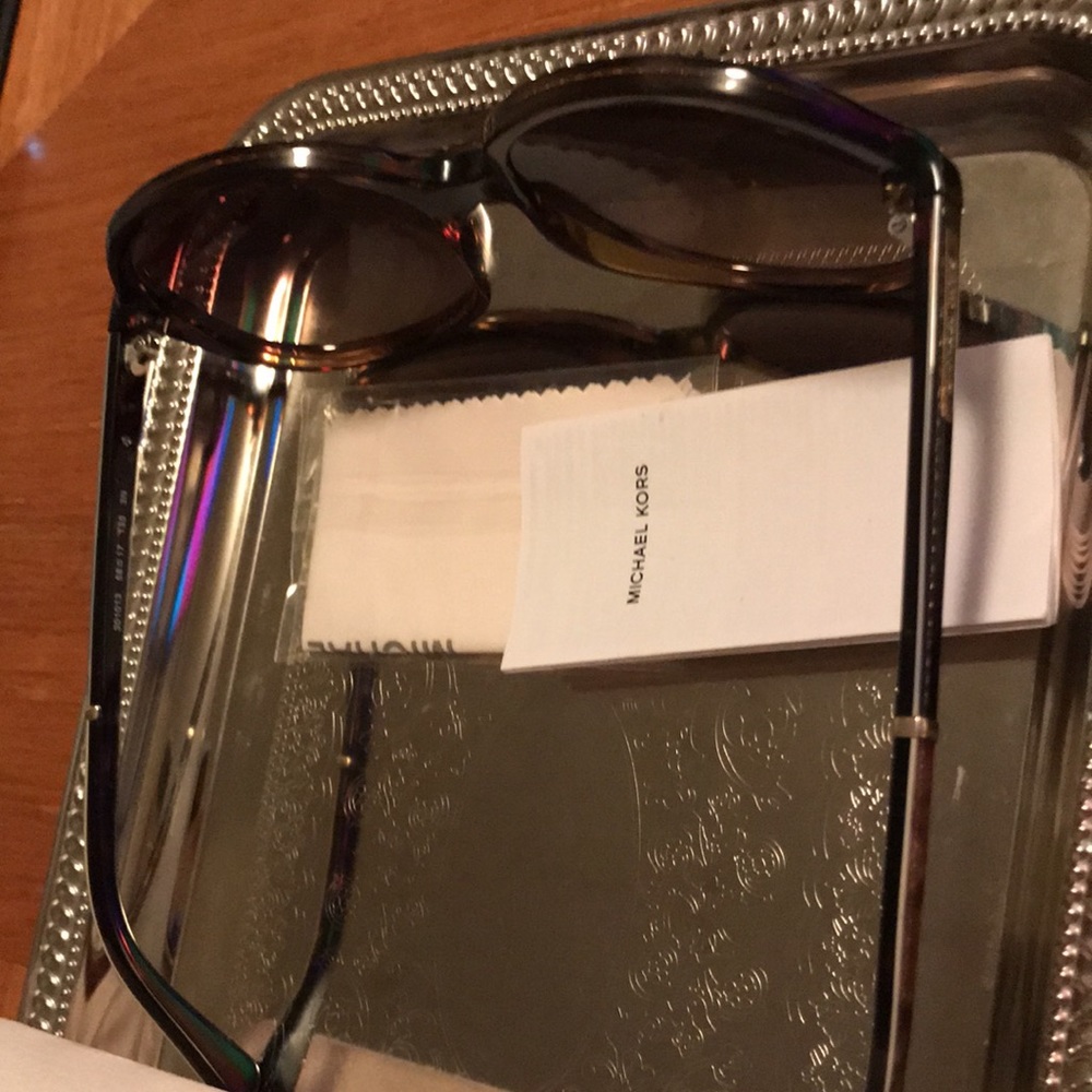 MICHAEL KORS SUNGLASSES - Picture 6 of 8